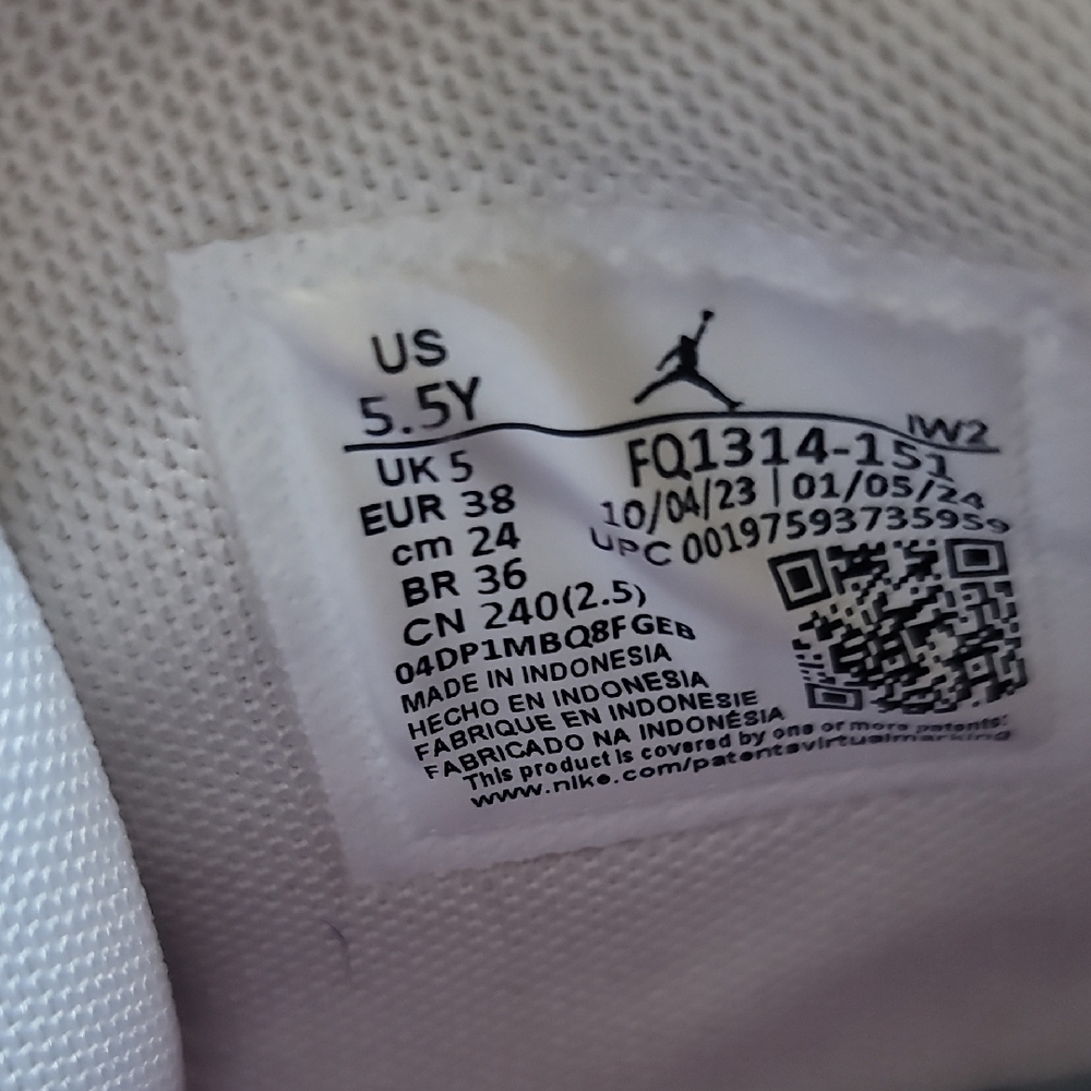 Nike White and Pink Sneakers for Effortless Style - Picture 3 of 4